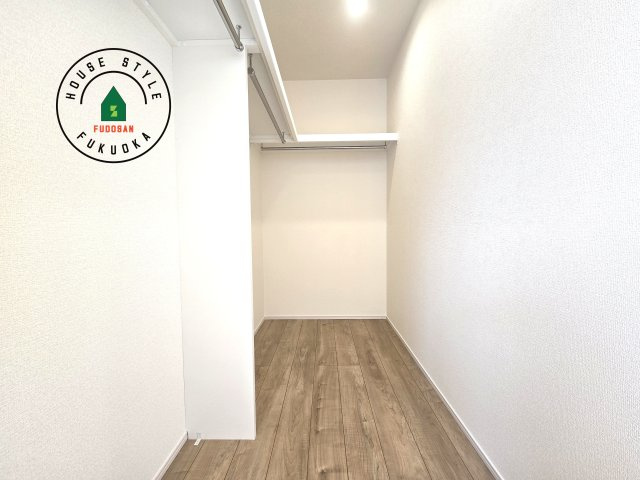 福岡市城南区七隈3丁目第1-3棟（1号棟）の内観：施工例|洋服や大きな荷物が多い方や人数の多いご家族などは、一般的なクローゼットよりもウォークインクローゼットのほうが使い勝手が良いです。