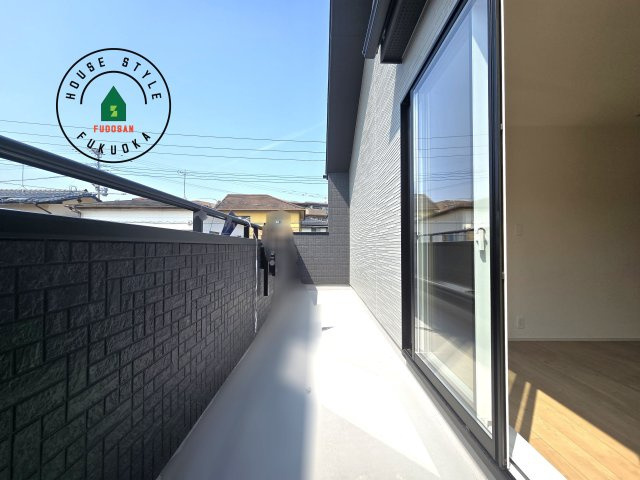 福岡市城南区七隈3丁目第1-3棟（1号棟）の外観：施工例|風をしっかりと感じられるバルコニーでは、毎日が洗濯日和です。広々としているので洗濯も楽しくなるでしょうし、気分転換にバルコニーからの眺めを楽しむのもいいでしょう。