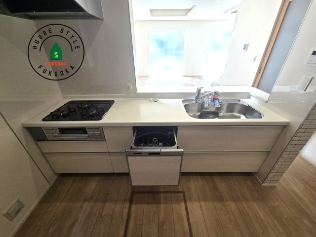 福岡市城南区七隈3丁目第1-3棟（1号棟）の内観：施工例|ご家族を近くに感じられる対面キッチンのLDK。会話もはずみそうですね。