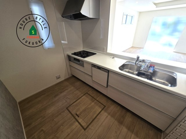 福岡市城南区七隈3丁目第1-3棟（1号棟）の内観：施工例|ダイニングテーブルへの配膳がラクラク、お料理はかどるカウンター付きシステムキッチン！