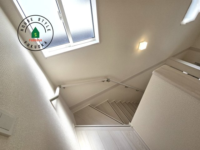 福岡市城南区七隈3丁目第1-3棟（2号棟）の内観：施工例|＜手すり付階段＞手すりがないと階段の昇り降りで危険なことはもちろん、壁に手をつきながら歩くことで壁紙が汚れやすくなります。すべての方に快適に昇り降りしていただくため、手すりを設置しました。