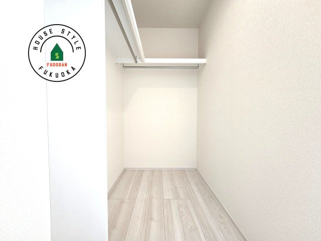 福岡市城南区七隈3丁目第1-3棟（2号棟）の内観：施工例|洋服や大きな荷物が多い方や人数の多いご家族などは、一般的なクローゼットよりもウォークインクローゼットのほうが使い勝手が良いです。