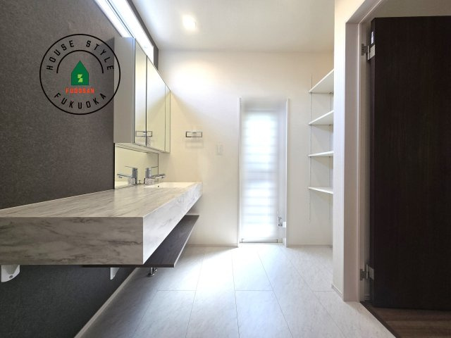 福岡市城南区七隈3丁目第1-3棟（3号棟）の内観：施工例|ゆとりの洗面スペースで朝の身支度もスムーズに。暮らしを快適に変えるシャワー付洗面台です！