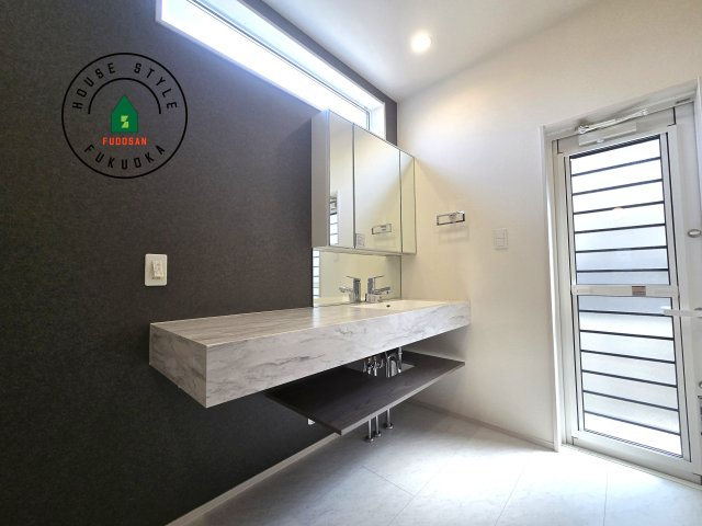 福岡市城南区七隈3丁目第1-3棟（3号棟）の内観：施工例|毎日使うものだから清潔な空間を保ちたい水回り。洗面にはそんな願いを解消させてくれる収納アイデアが満載です。三面鏡の裏側にはキャビネットが現れ小物から背の高い物まで収納できます。