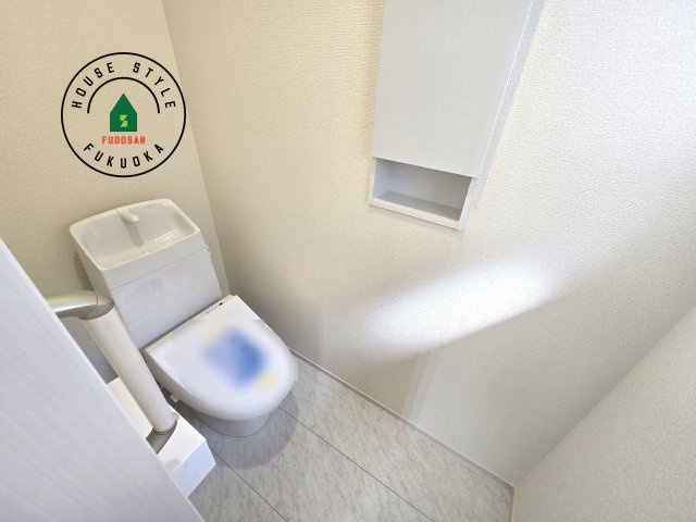 福岡市城南区七隈3丁目第1-3棟（3号棟）の内観：施工例|温水洗浄便座を完備しております。2ヶ所にトイレがあるのは朝の慌ただしい時間も安心です。