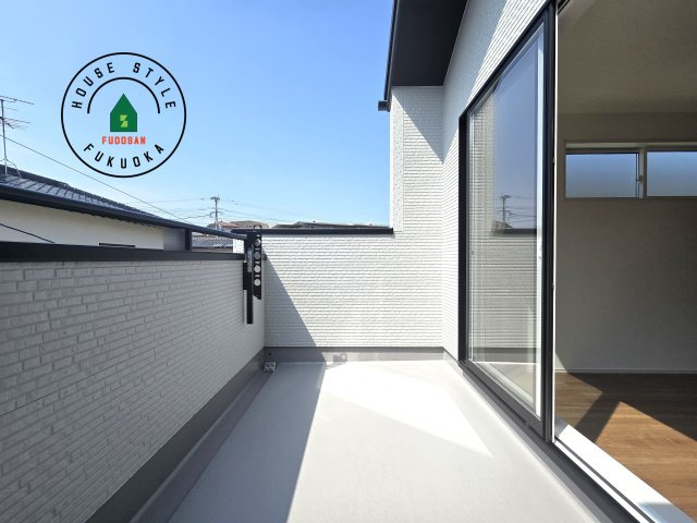 福岡市城南区七隈3丁目第1-3棟（3号棟）の外観：施工例|風をしっかりと感じられるバルコニーでは、毎日が洗濯日和です。広々としているので洗濯も楽しくなるでしょうし、気分転換にバルコニーからの眺めを楽しむのもいいでしょう。