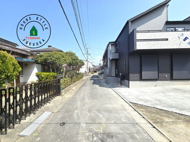 福岡市城南区七隈3丁目第1-3棟（3号棟）の前面道路含む現地写真|前面道路は閑静な住宅地をはしる車通りの少ない道路。お車の出し入れが苦手なママや小さなお子様にも安心ですね。しっかり舗装もされているので、ベビーカーや自転車で通っても快適に通行できます。前面道路です。