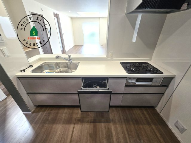 福岡市城南区七隈3丁目第1-3棟（3号棟）の内観：施工例|ご家族を近くに感じられる対面キッチンのLDK。会話もはずみそうですね。