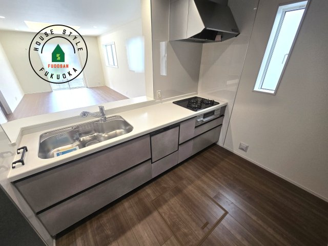 福岡市城南区七隈3丁目第1-3棟（3号棟）の内観：施工例|ダイニングテーブルへの配膳がラクラク、お料理はかどるカウンター付きシステムキッチン！