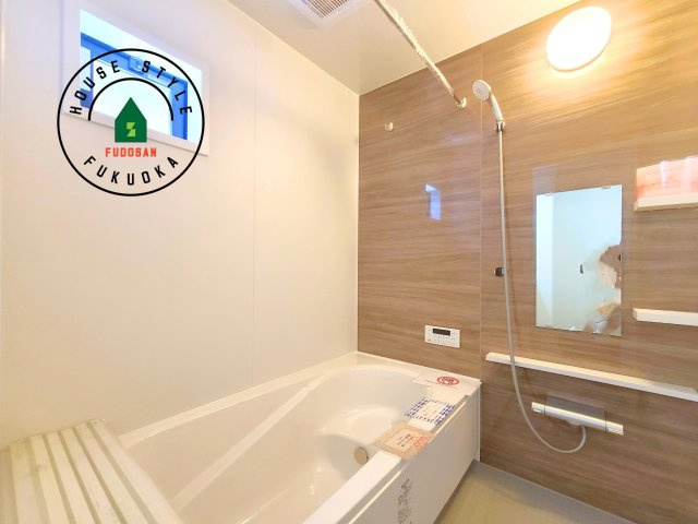 春日市須玖北5丁目第1-2棟（2号棟）の内観：施工例|1日の疲れを癒してくれる広々バスルーム。雨の日のお洗濯にも大活躍な浴室乾燥機付です！