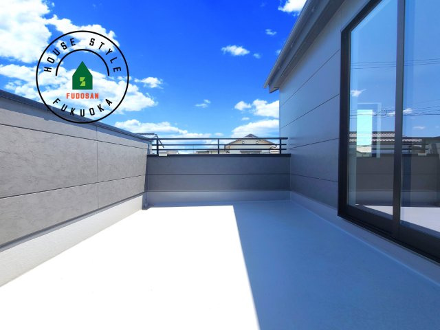 春日市須玖北5丁目第1-2棟（1号棟）の外観：施工例|風をしっかりと感じられるバルコニーでは、毎日が洗濯日和です。広々としているので洗濯も楽しくなるでしょうし、気分転換にバルコニーからの眺めを楽しむのもいいでしょう。