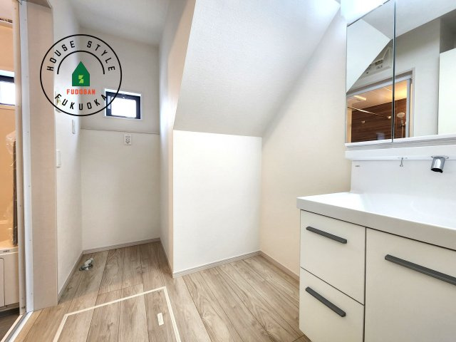 大野城市南ヶ丘2丁目第3-2棟（1号棟）の脱衣所|ゆとりの洗面スペースで朝の身支度もスムーズに。暮らしを快適に変えるシャワー付洗面台です！