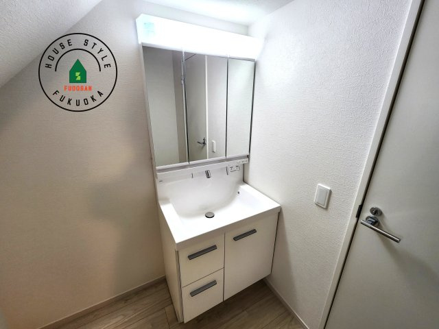 大野城市南ヶ丘2丁目第3-2棟（1号棟）の独立洗面台|毎日使うものだから清潔な空間を保ちたい水回り。洗面にはそんな願いを解消させてくれる収納アイデアが満載です。三面鏡の裏側にはキャビネットが現れ小物から背の高い物まで収納できます。