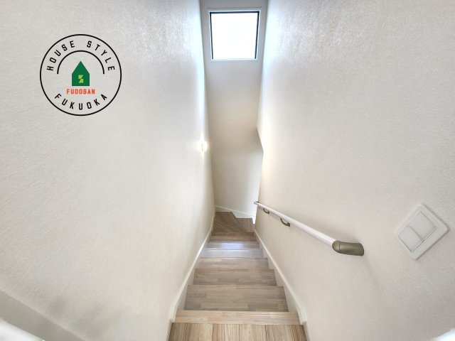 大野城市南ヶ丘2丁目第3-2棟（1号棟）の内装|＜手すり付階段＞手すりがないと階段の昇り降りで危険なことはもちろん、壁に手をつきながら歩くことで壁紙が汚れやすくなります。すべての方に快適に昇り降りしていただくため、手すりを設置しました。