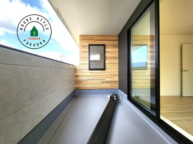 大野城市南ヶ丘2丁目第3-2棟（1号棟）のバルコニー|風をしっかりと感じられるバルコニーでは、毎日が洗濯日和です。広々としているので洗濯も楽しくなるでしょうし、気分転換にバルコニーからの眺めを楽しむのもいいでしょう。