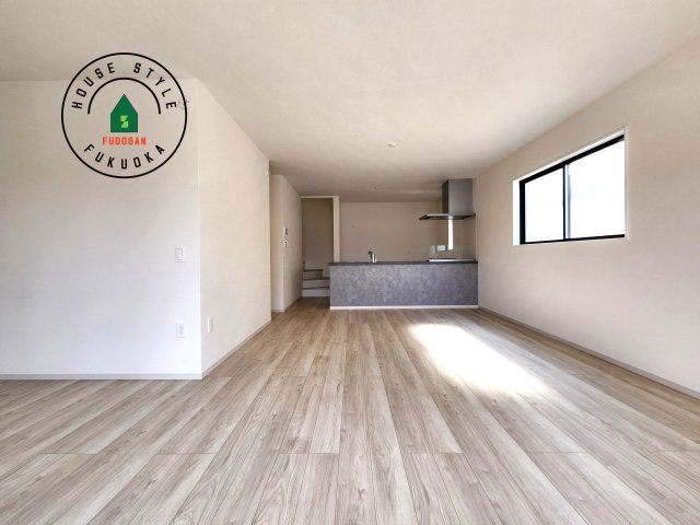 大野城市南ヶ丘2丁目第3-2棟（1号棟）の居間・リビング|キッチンからリビングをしっかり確認できます。家族の笑顔があふれる空間になりそうですね。※家具はCGを合成したものです。