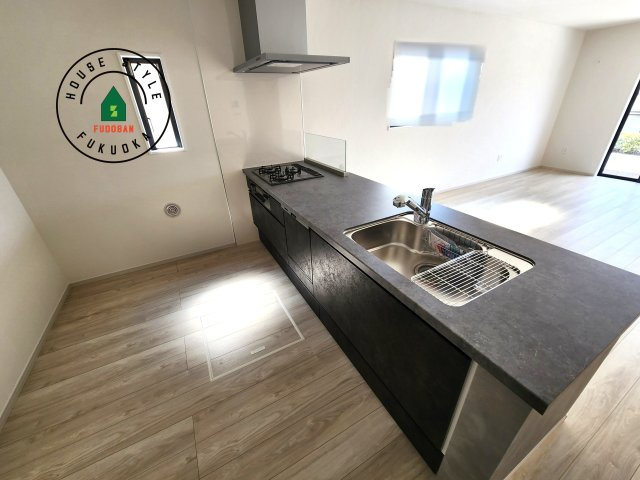 大野城市南ヶ丘2丁目第3-2棟（1号棟）のキッチン|ダイニングテーブルへの配膳がラクラク、お料理はかどるカウンター付きシステムキッチン！