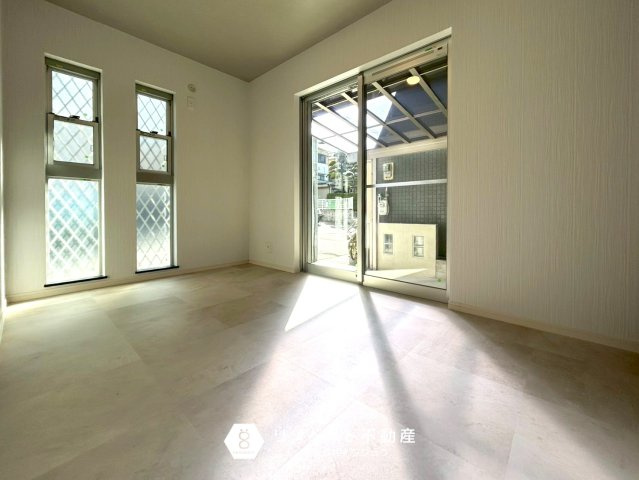 東大阪市出雲井本町の洋室|すぐ横が駐車場なので、直接室内に入ることもできます！雨の日に荷物を運ぶ際や小さいお子様がいらっしゃるご家庭には便利かもしれません。