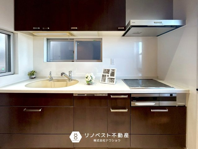 東大阪市出雲井本町のキッチン|シックなデザインのシステムキッチンです。食洗機も付いているので家事の効率がUPします！