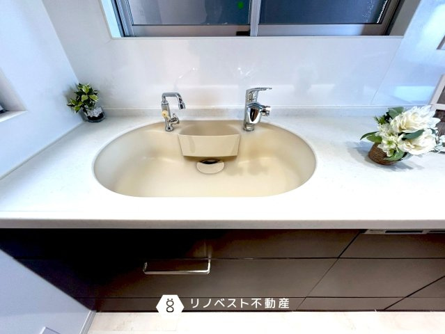 東大阪市出雲井本町のキッチン|丸型のシンクでオシャレな造りです。スポンジ置場があるので濡れたままでもシンク周りが水浸しになる心配はありません◎