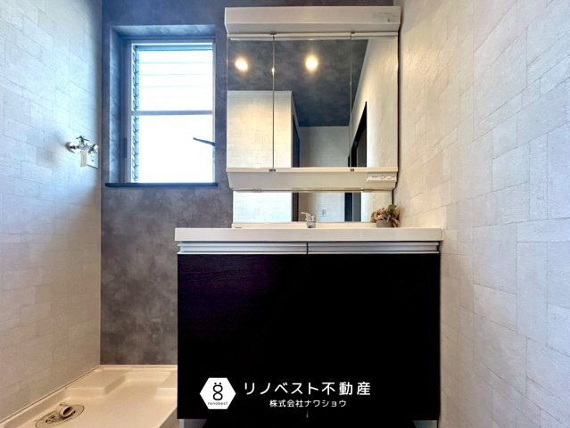 東大阪市出雲井本町の独立洗面台|3面鏡付き洗面台です。朝の忙しい時でもスムーズに身支度ができますね！