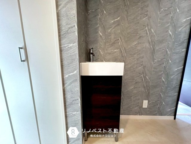 東大阪市出雲井本町の独立洗面台|玄関入って正面にさっと手洗いできる洗面台がございます。外で汚れた手をすぐに洗えるのは衛生面にも配慮されています！