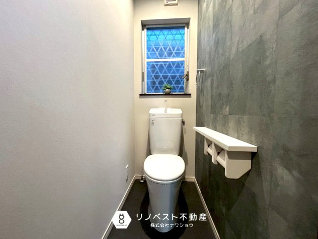 東大阪市出雲井本町のトイレ|トイレットペーパーホルダーが2つあるので頻繁に替える手間が省けます！