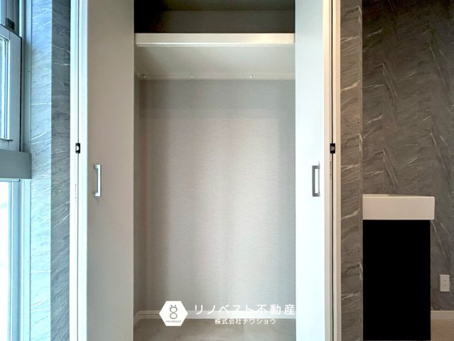 東大阪市出雲井本町の収納|ゴルフバックや釣り竿など長尺のものを収納できる充分な高さがあるクローゼットです。