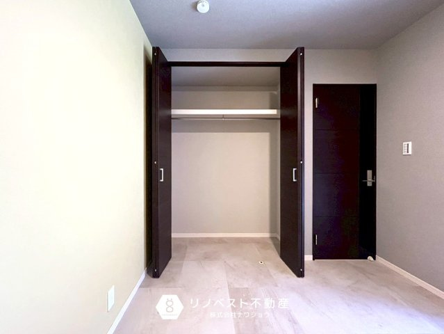 東大阪市出雲井本町の収納|ハンガーパイプ付きのクローゼットなのでお洋服の整理がしやすく、上部棚には普段あまり使わない物をしまっておくのも良さそうですね！