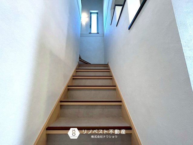 東大阪市出雲井本町の内装|階段にも小窓があり明るく開放感があります！
