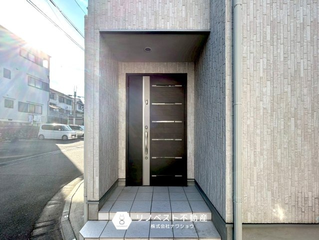 東大阪市出雲井本町の玄関|前面道路は広々としているので駐車するのも楽々です♪