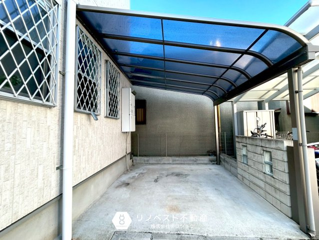 東大阪市出雲井本町の駐車場|2か所駐車場がありいずれも屋根が付いているので雨の日でも濡れてしまう心配がありません◎