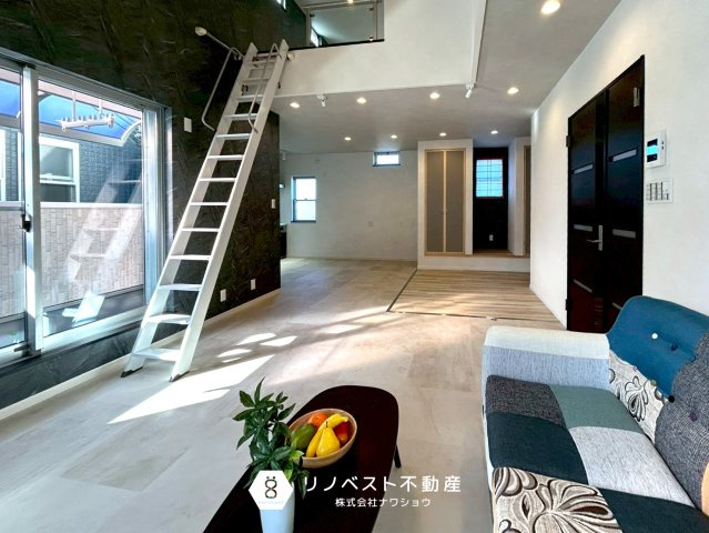 東大阪市出雲井本町の洋室|約19.5帖の広々としたLDK♪ロフトのある個性溢れるリビングです！