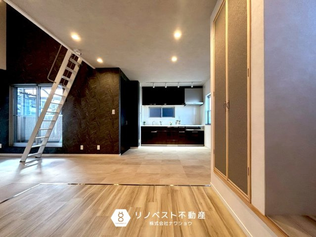 東大阪市出雲井本町の洋室|少し奥まったところにキッチンがあるので調理中に小さいお子様が近くにきても危なくないですね！