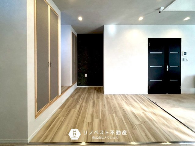 東大阪市出雲井本町の洋室|壁で区切られてはいませんが、周りのリビングと少し違った雰囲気の空間です。