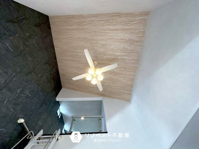 東大阪市出雲井本町のその他|リビングの天井を見上げると天井高があるので開放感があります！設置されているインテリアもオシャレです♪