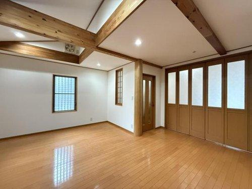 知多市八幡字堀切の居間・リビング|間仕切り扉付きのリビング☆