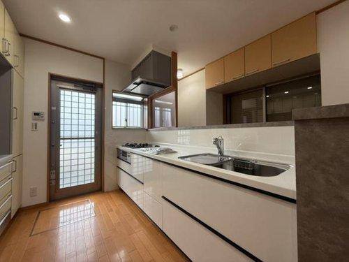 知多市八幡字堀切のキッチン|システムキッチン☆　勝手口付きです！