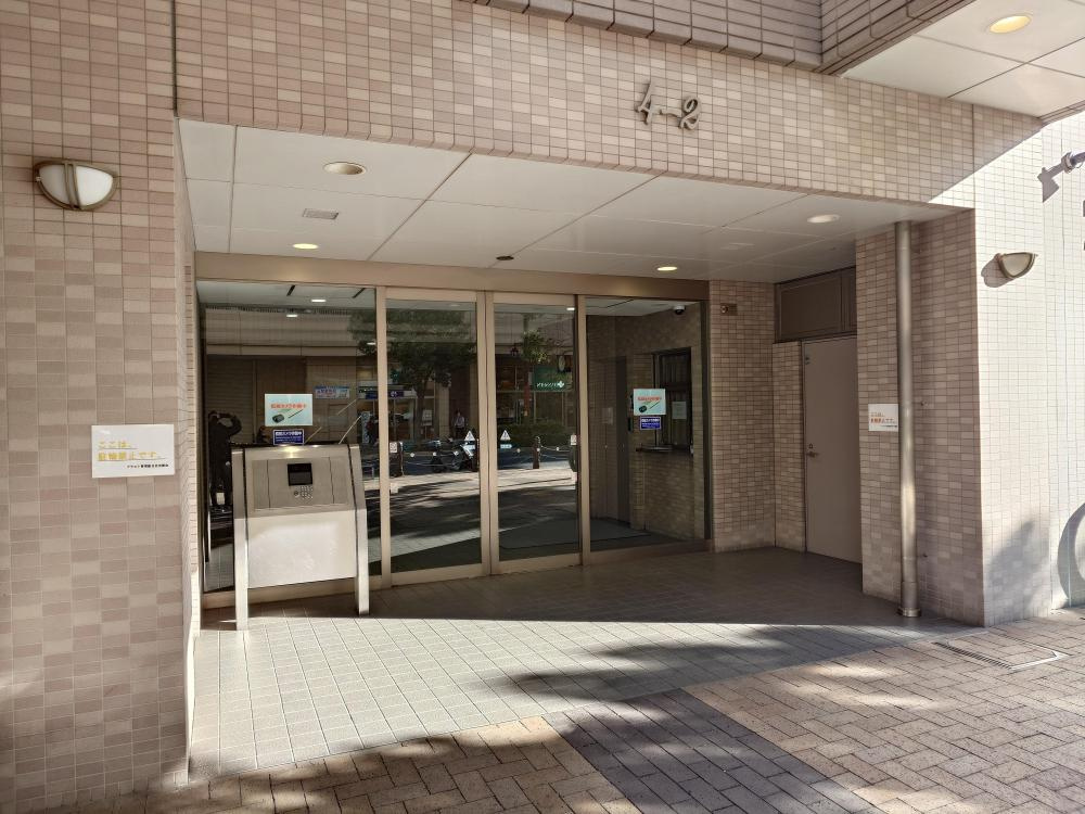 アミング潮江プラストA棟のエントランス