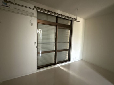 【居間・リビング】 | サンタヒルズ御幸本町 1号棟 | シャッター雨戸