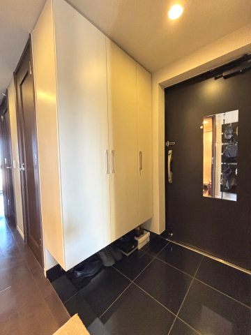 シックで落ち着いたデザインの玄関です