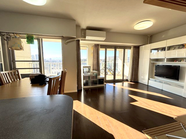 リビングには足元から温める床暖房があります