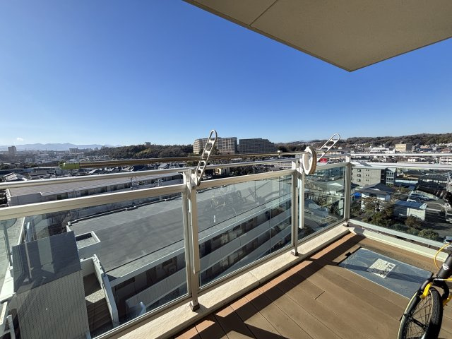 周辺は住宅地で高い建物が少ない為、空が広く感じられる眺望です