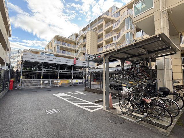 敷地内駐車場は各住戸に1区画付帯されています