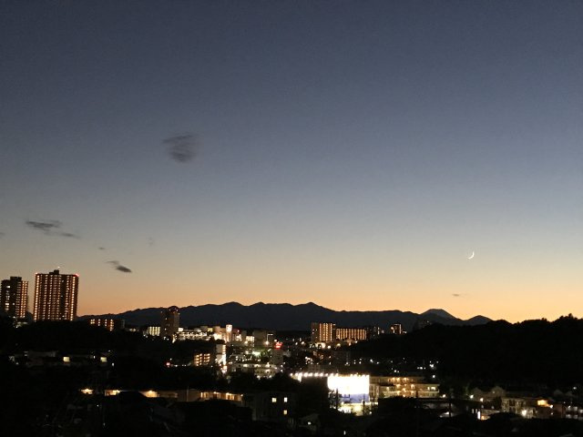 バルコニーから夕暮れ過ぎの眺望　夜景を見ながらのお食事等もお勧めです