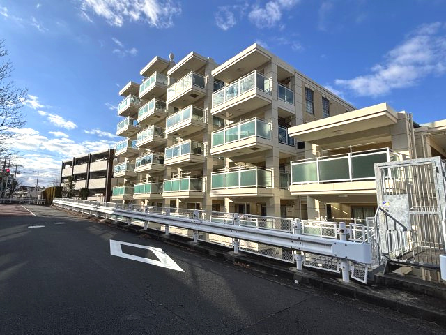 南側道路からの外観写真