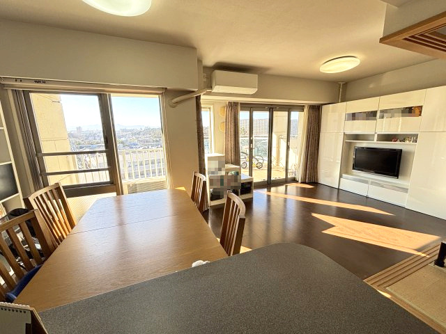 窓が広く開放感の高い景色が望めるリビング　和室と一体として利用できます