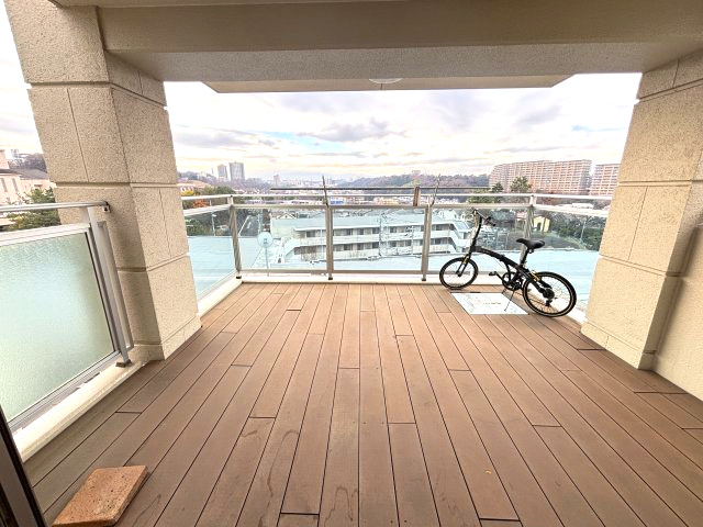 約10帖の広さがあるオープンエアバルコニー
景色を眺めつつゆっくりとお過ごしになれます