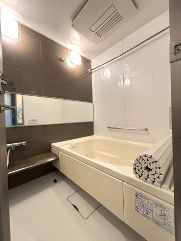 ワイドミラーのある浴室　便利な浴室乾燥機がございます　