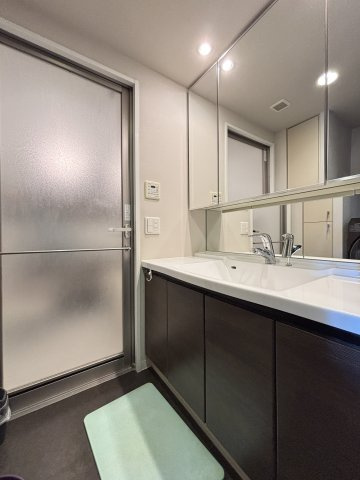 三面鏡タイプの独立洗面台　収納も豊富にございます